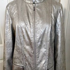 🐚 Chico’s Silver & Ivory Faux Snake Skin Front Zip Pockets Jacket. Large